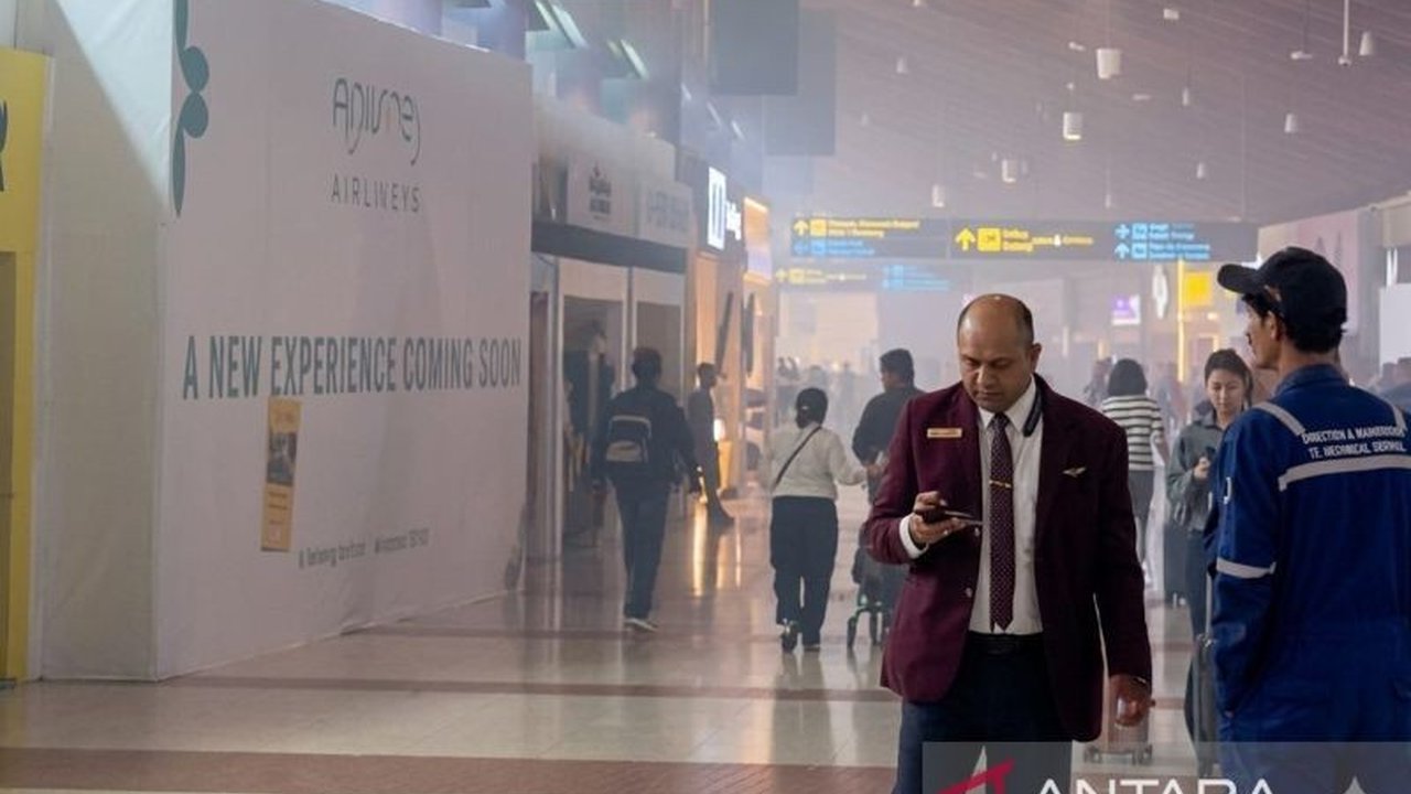 Alarm kedaruratan berbunyi di Terminal 2 Bandara Soetta akibat kepulan asap tebal dari kendaraan ground handling. Situasi cepat terkendali, operasional penerbangan kembali normal setelah insiden asap Terminal 2 Bandara Soetta ini.