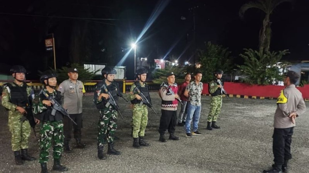 Polres Rejang Lebong bersama TNI rutin menggelar Patroli Gabungan Curup-Lubuklinggau untuk mencegah kejahatan 3C, memastikan keamanan pengguna jalan.