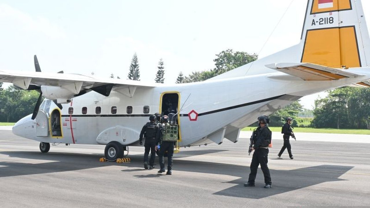 TNI Angkatan Udara (TNI AU) terus tingkatkan kesiapsiagaan personel menghadapi ancaman teror bom pesawat melalui latihan simulasi intensif di Lanud Abdulrachman Saleh.
