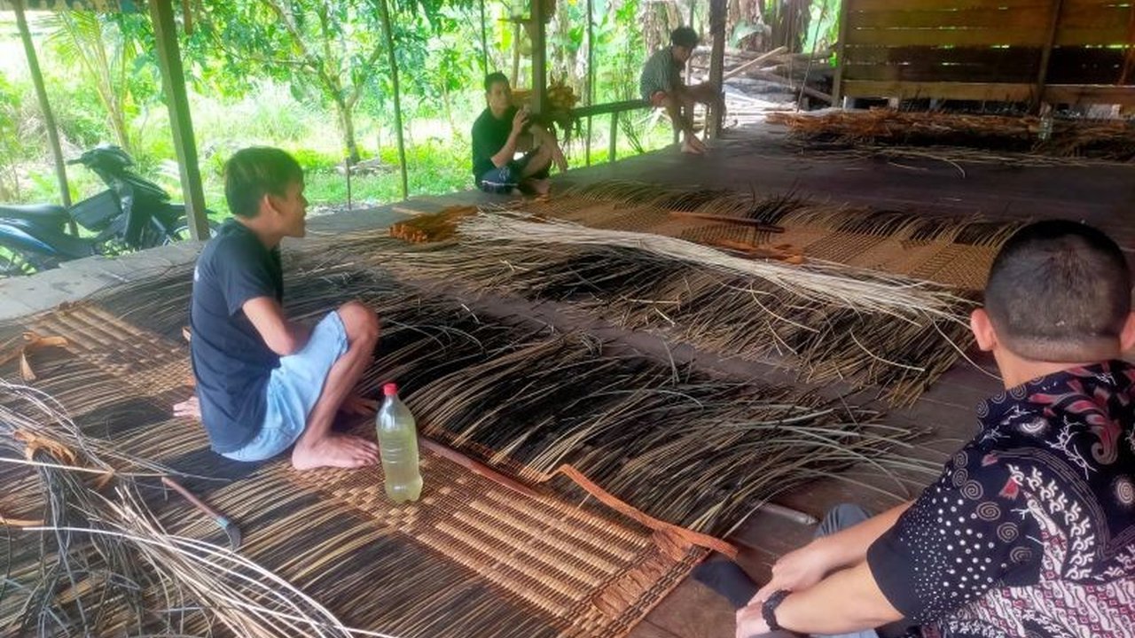 Tuti Susanti, guru perbatasan di Bengkayang, Kalimantan Barat, gigih melestarikan Kerajinan Bidai Dayak, warisan budaya yang kian langka. Di sela mengajar, ia menganyam rotan demi menjaga tradisi dan menopang ekonomi. Kisah inspiratifnya.