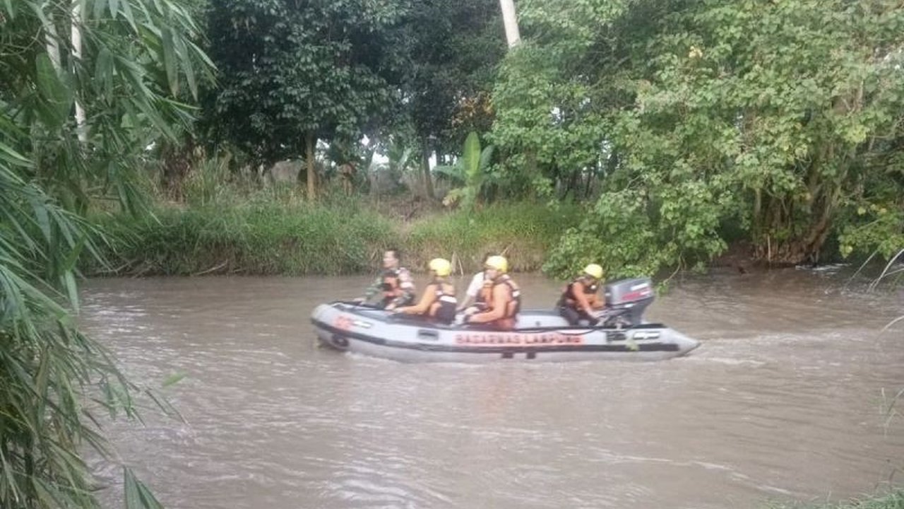 Tim SAR gabungan terus berupaya menemukan Kenji (5), anak yang diduga tenggelam di Sungai Way Pisang, Lampung Selatan, setelah terseret arus deras. Pencarian anak tenggelam di Sungai Way Pisang ini melibatkan berbagai pihak demi hasil optimal.
