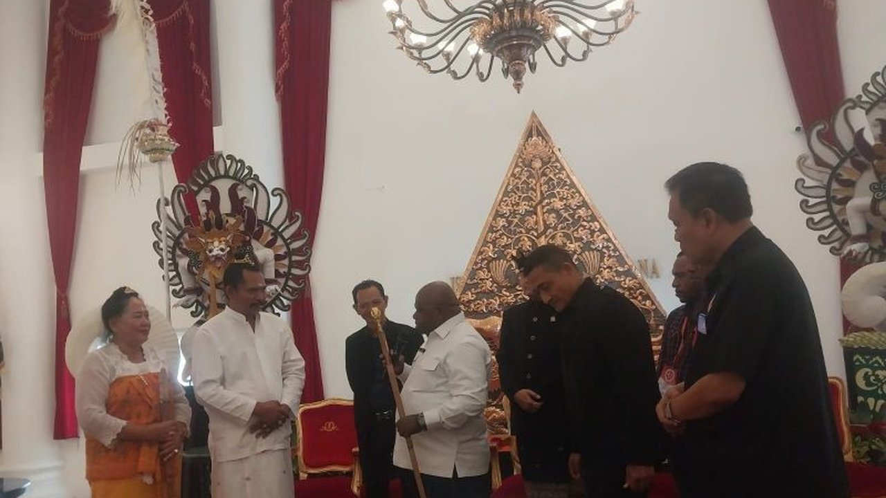 Menteri HAM Natalius Pigai menerima titipan tongkat Garuda Wisnu Kencana dari Gerakan Pemuda Marhaenis. Penyerahan ini menjadi simbol kuat dukungan Prabowo Marhaenis terhadap kepemimpinan Presiden Prabowo Subianto dan program-programnya yang dinilai sejal