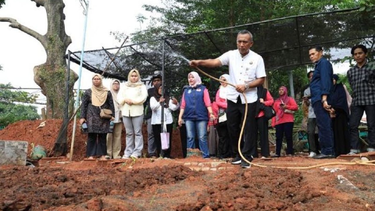 Universitas Mercu Buana (UMB) membangun Smart Rain Garden terintegrasi Groundwater Tank (GWT) di Perumahan Pinang Griya Permai, Tangerang, mendukung pertanian warga dengan manajemen air cerdas dan berkelanjutan.