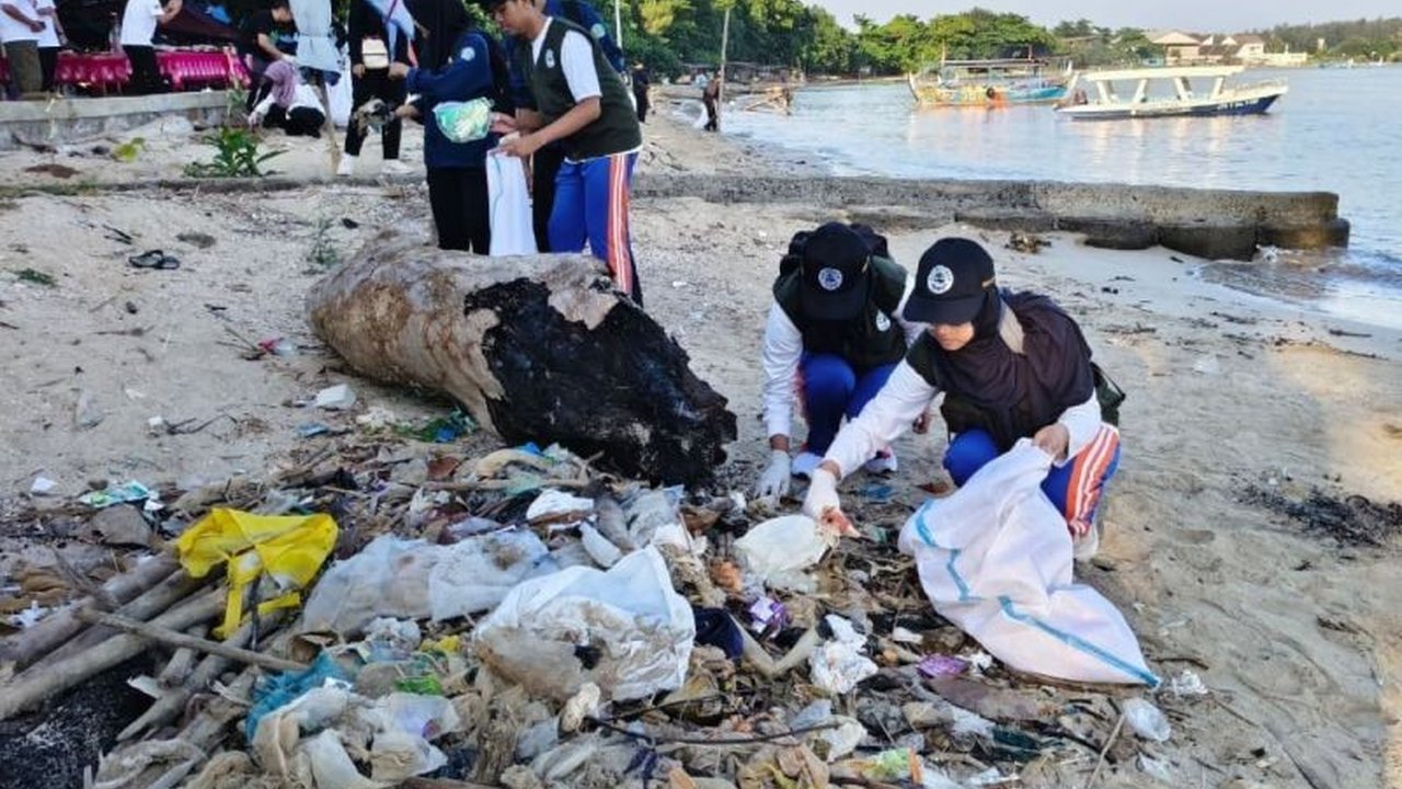 Pemerintah Kabupaten Jepara menggelar aksi bersih-bersih Pantai Jepara di Teluk Awur, berhasil mengumpulkan 263,7 kg sampah dan menunjukkan penurunan signifikan dibanding tahun lalu, sekaligus mengajak masyarakat peduli lingkungan.