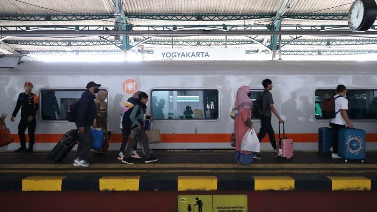 Manfaatkan Diskon Tiket KAI Libur Sekolah! KAI Daop 6 Yogyakarta hadirkan potongan harga 30% untuk 30 kereta ekonomi komersial, dukung mobilitas masyarakat.