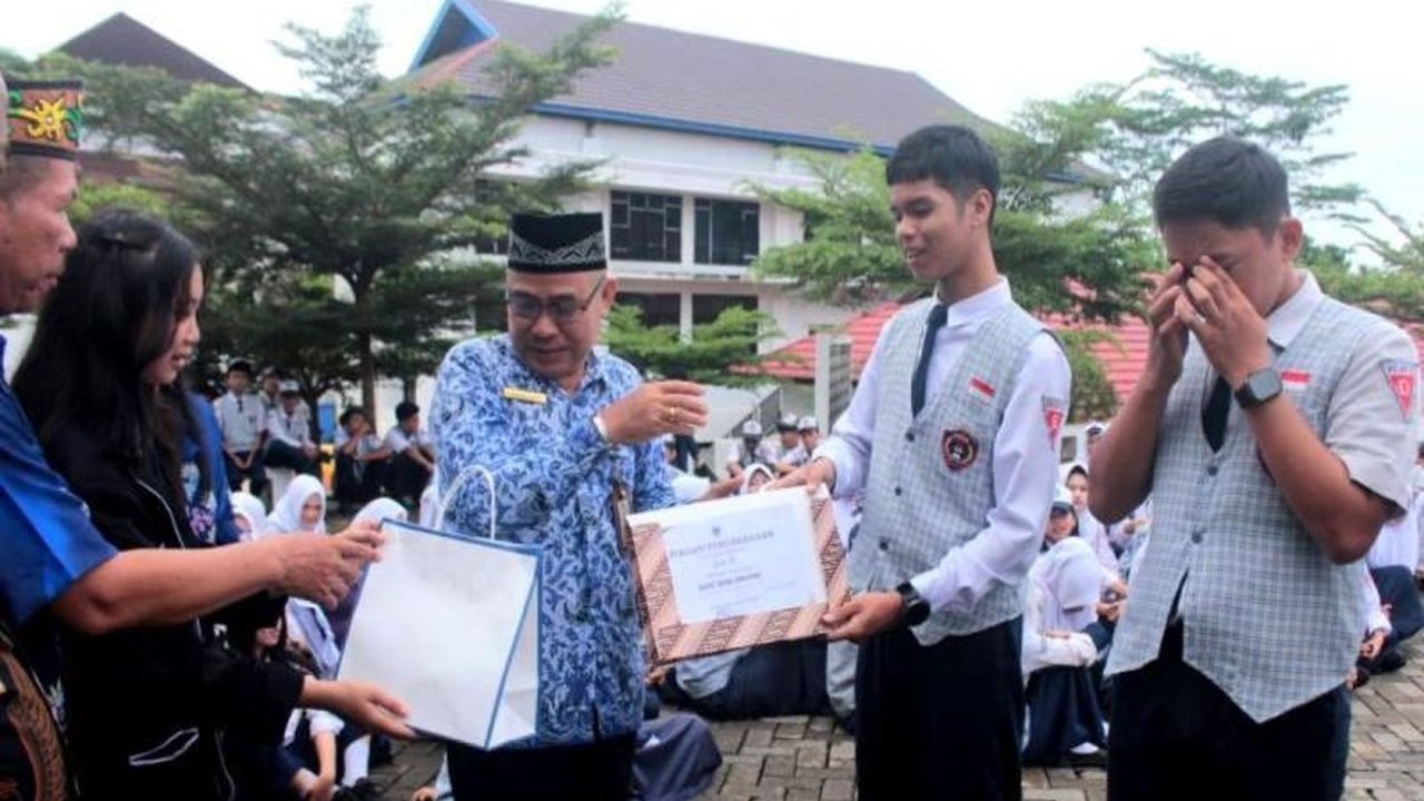Hafiz Wira Anggara, pelajar berprestasi dari Barito Utara, berhasil lolos seleksi SMA Taruna Nusantara melalui jalur beasiswa penuh, membawa kebanggaan bagi daerahnya.
