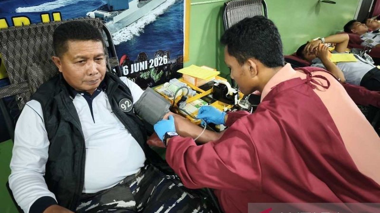 Satuan Tugas Operasi Trisila-26 Tahap II TNI Angkatan Laut berhasil mengumpulkan ratusan kantong darah melalui kegiatan Donor Darah KRI Teluk Kupang di Makassar, menunjukkan kepedulian sosial dan semangat kemanusiaan.