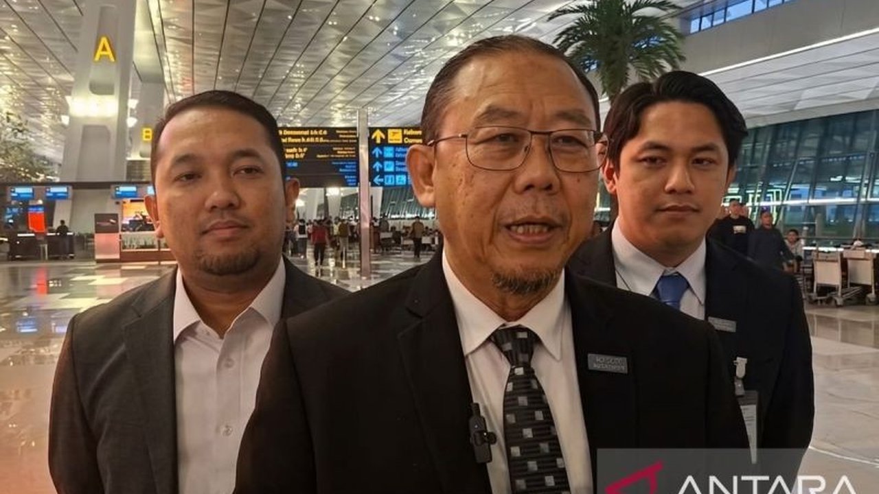PT Angkasa Pura Indonesia (InJourney Airports) memastikan insiden asap di Terminal 2 Soetta pada Sabtu siang tidak mengganggu operasional penerbangan. Simak detail penanganan cepat yang membuat aktivitas kembali normal.