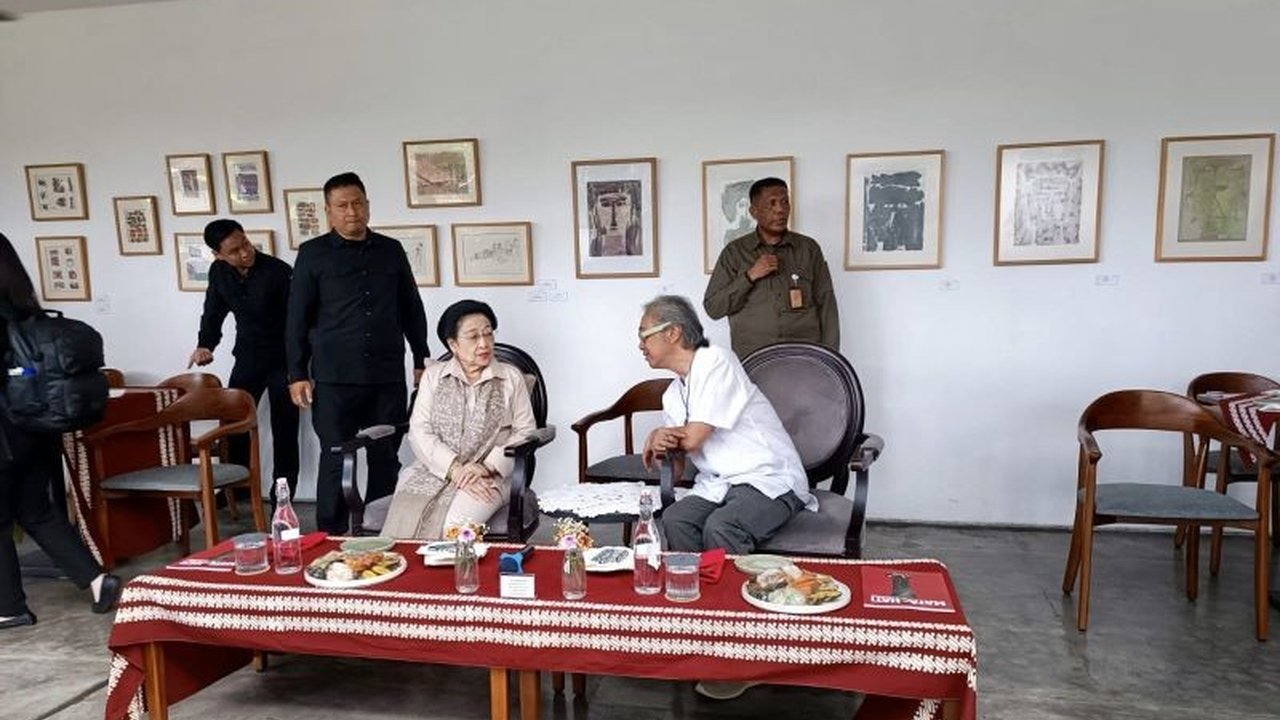 Presiden ke-5 RI Megawati Soekarnoputri meresmikan Pameran Seni Mata Hati Soekarno di Bantul, Yogyakarta, mengungkap sisi seniman Bung Karno yang jarang terekspos dan manfaat seni bagi kehidupan.