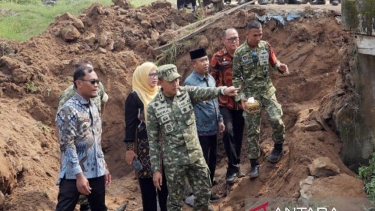 Prajurit TNI memulai pembangunan empat titik Jembatan Perintis Garuda di Lampung Selatan. Proyek ini bertujuan meningkatkan konektivitas dan memperlancar akses transportasi masyarakat pedesaan, ditargetkan rampung sebulan.