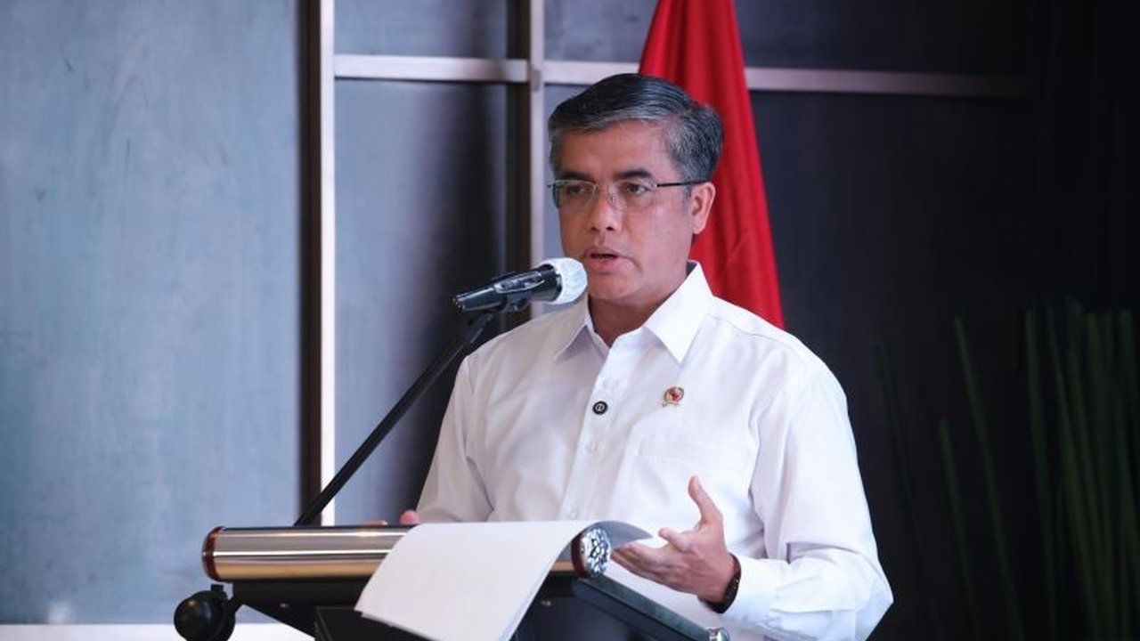 Menteri Ketenagakerjaan Yassierli menekankan betapa krusialnya perlindungan Jaminan Sosial Pekerja Penerima Upah untuk menjamin kepastian dan rasa aman bagi seluruh pekerja di Indonesia. Simak detail program dan peningkatan kepesertaan BPJS Ketenagakerjaa