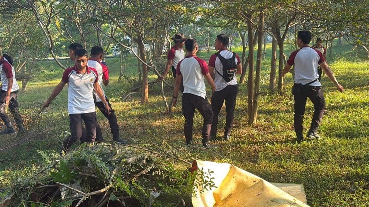 Dalam rangka Hari Lingkungan Hidup Sedunia 2026, Polres Lombok Tengah bersihkan sampah di ruas Jalan Bypass Labulia menuju Bandara Internasional Lombok, sekaligus mengedukasi masyarakat akan pentingnya menjaga kebersihan lingkungan.