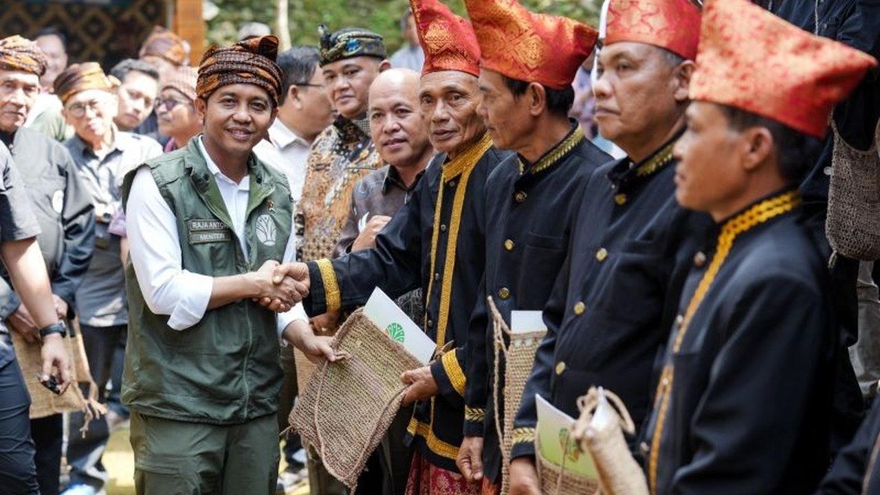 Pemerintah menegaskan komitmen kuat untuk menyelesaikan penetapan hutan adat seluas 1,4 juta hektare. Langkah ini diharapkan mampu memutus mata rantai konflik dan memperkuat hak masyarakat adat.