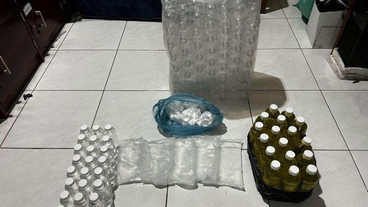 Polres Bantul berhasil mengamankan puluhan botol miras ilegal dan satu tersangka dalam operasi serentak di dua lokasi, menindaklanjuti laporan masyarakat demi menjaga keamanan.