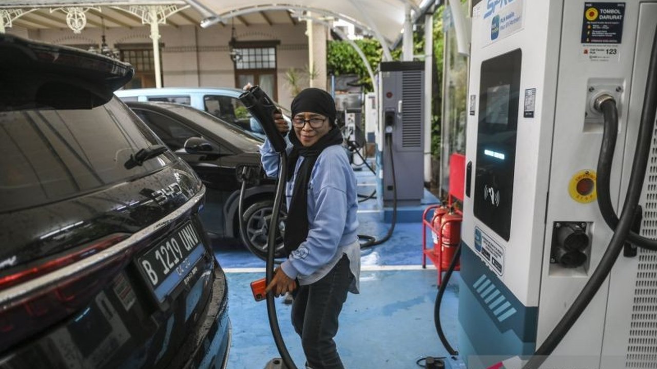 Transformasi energi menuju kendaraan listrik semakin masif, namun perlindungan konsumen SPKLU menjadi aspek krusial. Simak bagaimana hak-hak pengguna dijamin di tengah pesatnya perkembangan infrastruktur ini.