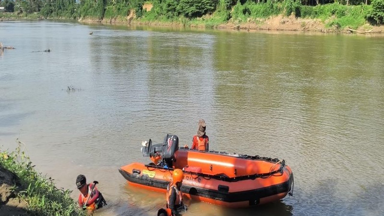 Operasi pencarian dua anak, Humairah (7) dan Dermawan (6), yang dilaporkan hilang di Sungai Mapili, Polewali Mandar, terus berlanjut. Tim SAR gabungan mengerahkan segala upaya untuk menemukan korban setelah insiden tenggelam yang melibatkan lima anak.