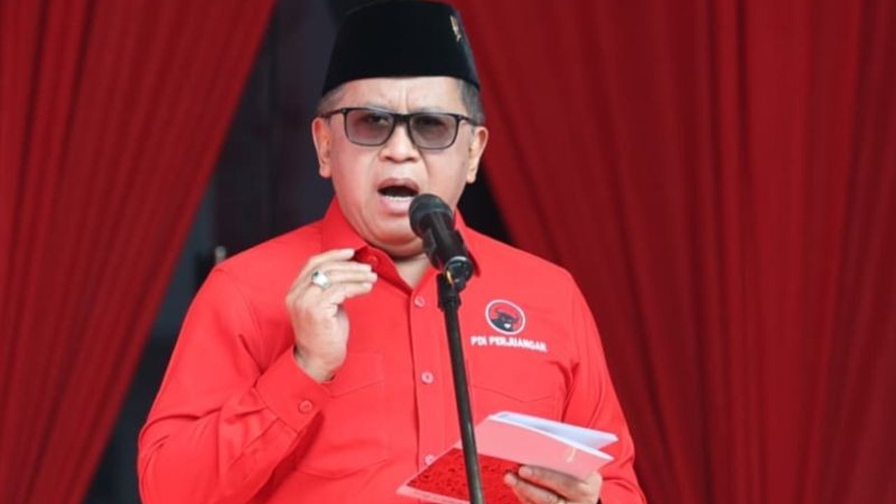 Sekjen PDI Perjuangan Hasto Kristiyanto menyoroti pelemahan rupiah dan korupsi saat peringatan hari lahir Bung Karno, menegaskan pentingnya tata kelola pemerintahan yang baik dan relevansi Trisakti.