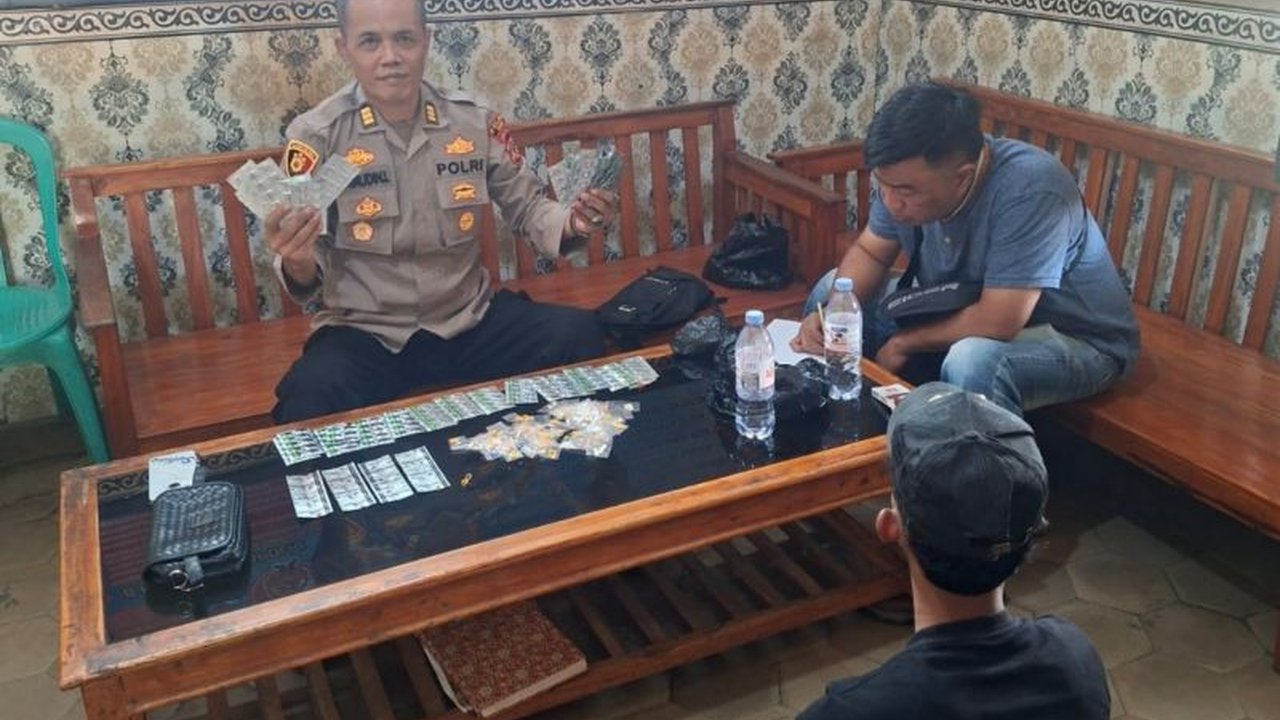 Kepolisian berhasil membongkar praktik peredaran obat keras ilegal tanpa resep dokter di Cibatu Garut, mengamankan seorang terduga pelaku bersama ratusan butir obat terlarang yang membahayakan masyarakat.