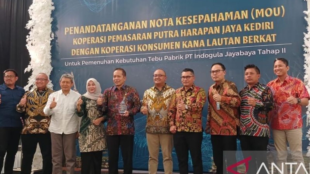Kemenkop mengucurkan pinjaman lunak senilai Rp17 miliar kepada koperasi di Kediri, Jawa Timur, untuk mendukung pengembangan sektor produksi tebu dan rencana pendirian pabrik kecap, sejalan dengan arahan Presiden Prabowo Subianto.