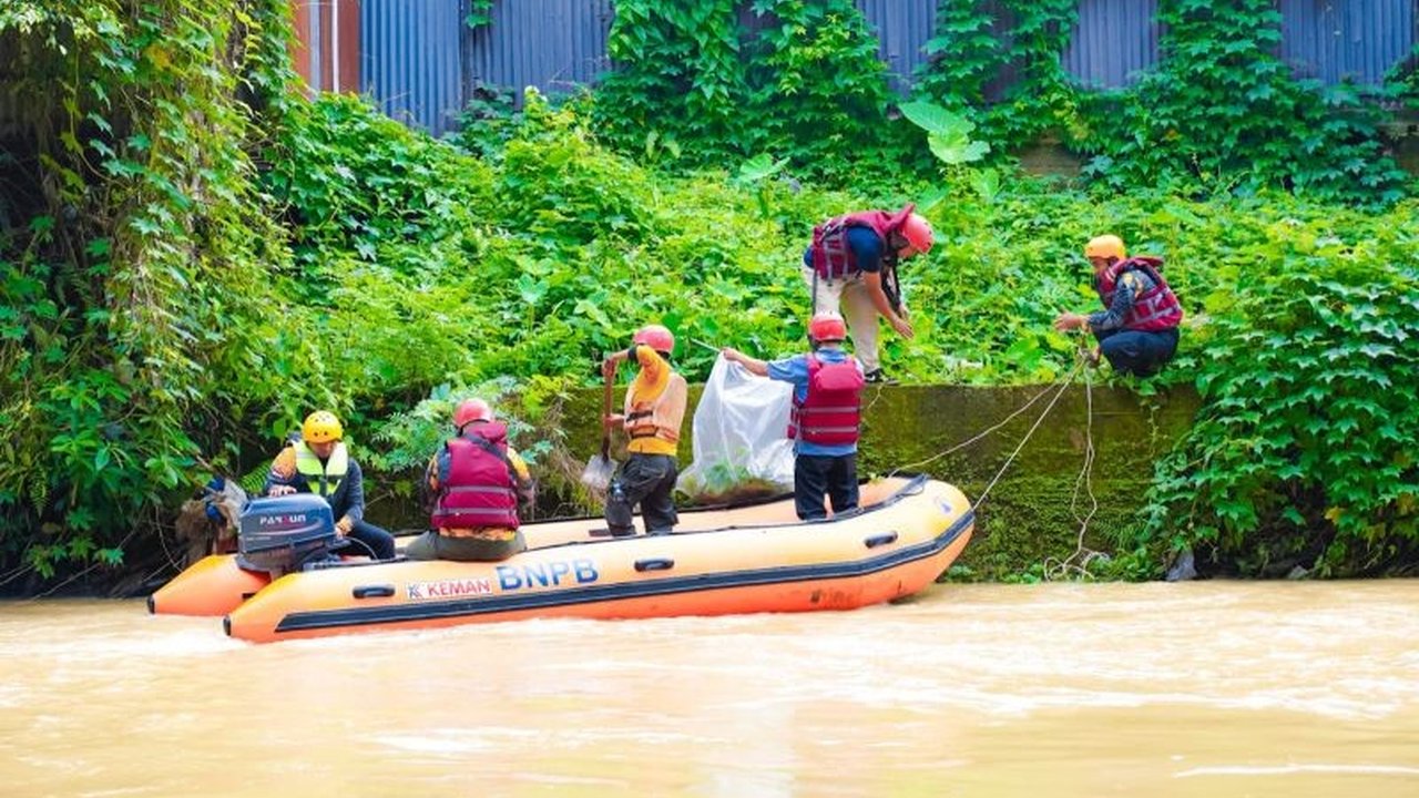 Pemerintah Kota Medan sukses menggelar Aksi Bersih Sampah Medan, mengumpulkan 28 ton sampah pada peringatan Hari Lingkungan Hidup, menegaskan komitmen menjaga kelestarian alam dan mencegah bencana.