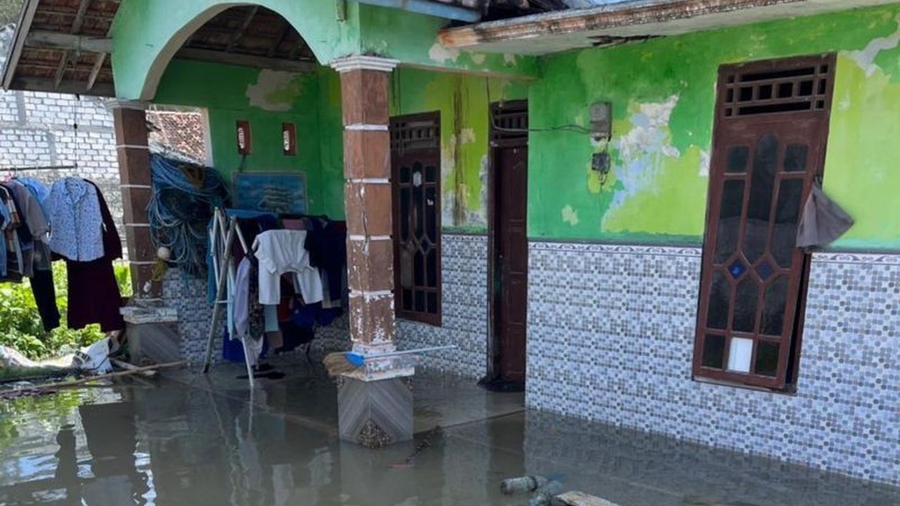 Banjir Rob Rembang melanda tiga desa pesisir di Kabupaten Rembang, Jawa Tengah, menyebabkan genangan air hingga 30 cm, merendam puluhan rumah, dan menimbulkan kerugian material, serta memicu ancaman abrasi. Simak detailnya.