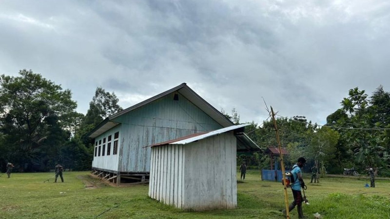 Prajurit TNI Perkuat Toleransi Beragama di Mamberamo Raya, Papua, dengan membersihkan gereja. Aksi ini menumbuhkan kebersamaan dan kemanunggalan TNI bersama rakyat, menciptakan dampak positif di tengah masyarakat.