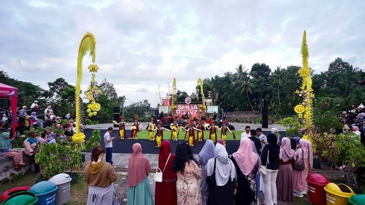 Agrowisata Tamansuruh Banyuwangi menghadirkan pesona Tari Gandrung dalam agenda 'Senja di AWT', menawarkan kombinasi hiburan, kuliner, dan panorama alam yang memukau untuk memanjakan wisatawan.