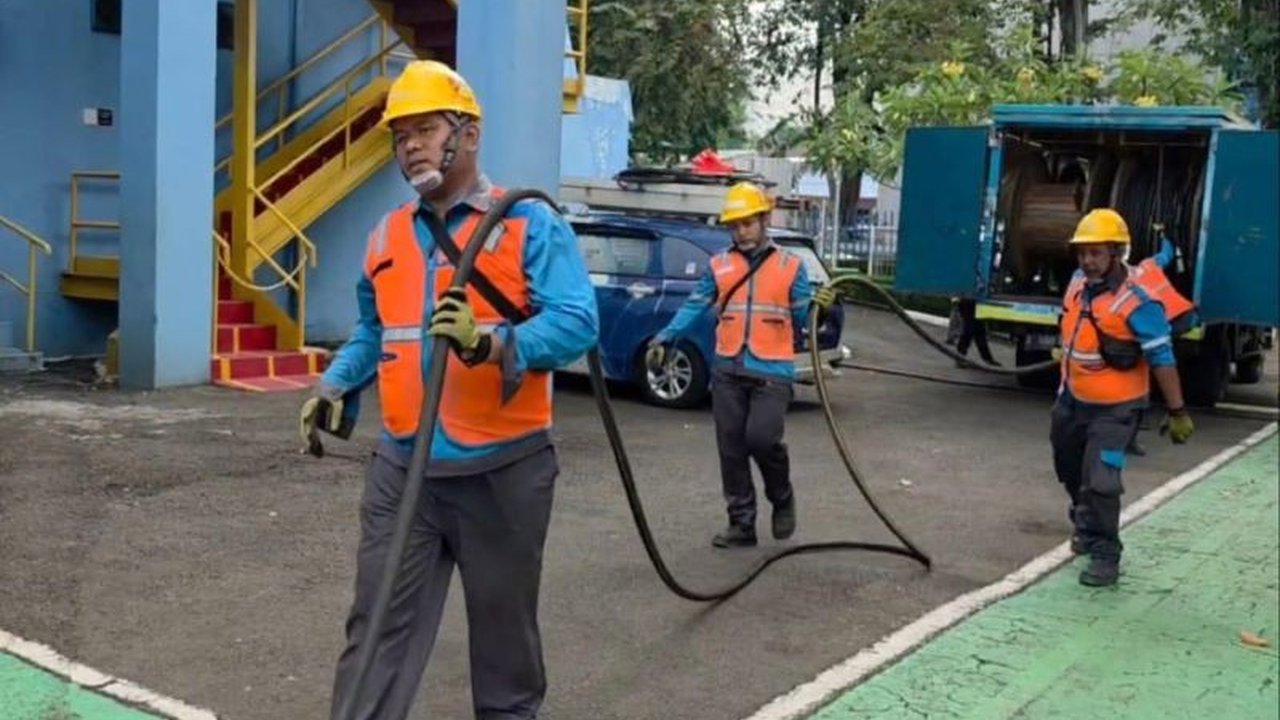 PLN Unit Induk Distribusi (UID) Jakarta Raya memastikan pasokan listrik tetap lancar saat pemeliharaan gardu PAM Jaya, menunjukkan komitmen PLN Jamin Pasokan Listrik untuk layanan publik tanpa henti.