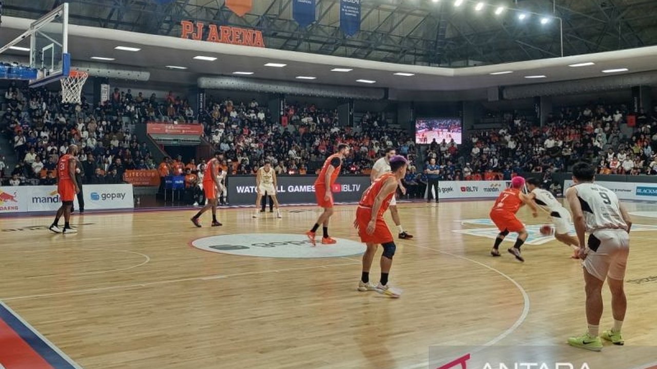 Dewa United Banten curi kemenangan dramatis atas Pelita Jaya Jakarta 78-76 di laga pertama Semifinal IBL 2026. Kemenangan ini jadi modal penting Dewa United di seri best-of-five.