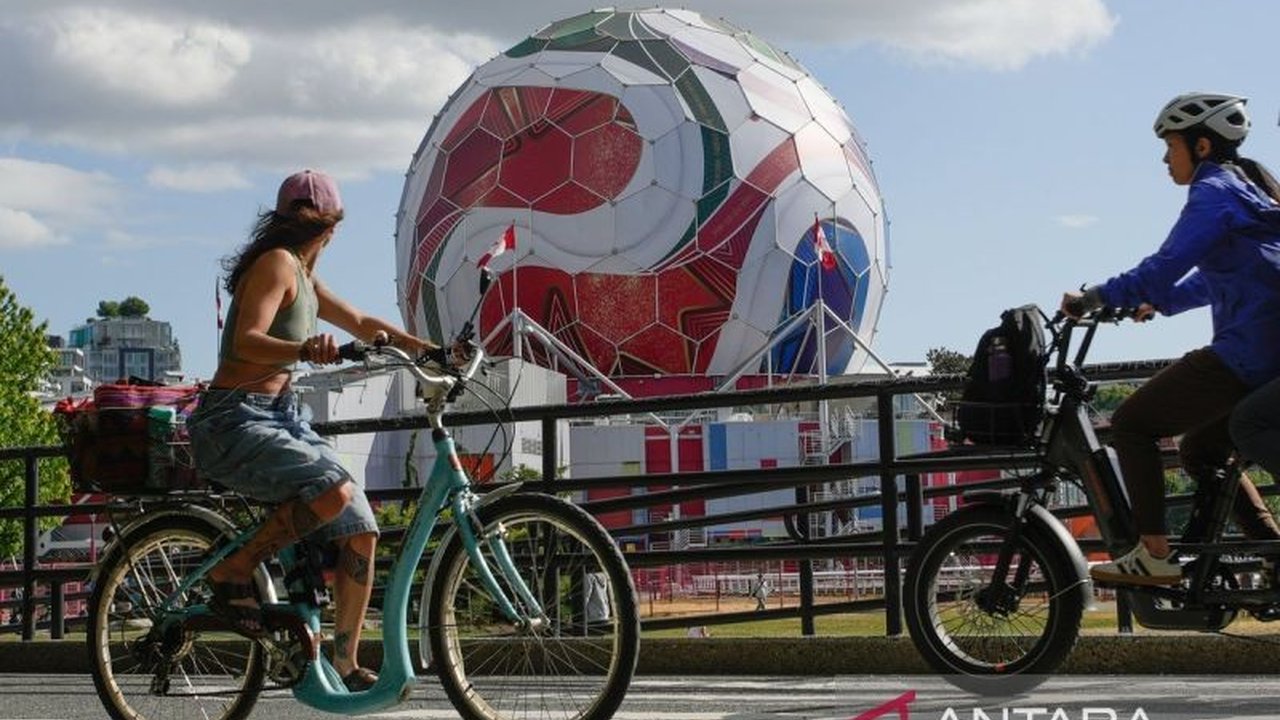 FIFA akhirnya melonggarkan aturan kontroversial terkait larangan botol minum di stadion untuk Piala Dunia 2026. Keputusan ini diambil setelah kritik publik demi menjaga kesehatan penonton di tengah cuaca ekstrem yang membayangi ajang FIFA Piala Dunia 2026