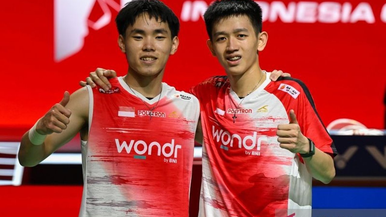 Pasangan ganda putra Raymond Indra/Nikolaus Joaquin siap menghadapi Goh Sze Fei/Nur Izzuddin di final Polytron Indonesia Open 2026. Mereka mengusung misi balas dendam sekaligus membidik gelar Super 1000 pertama, menarik perhatian penggemar bulutangkis.