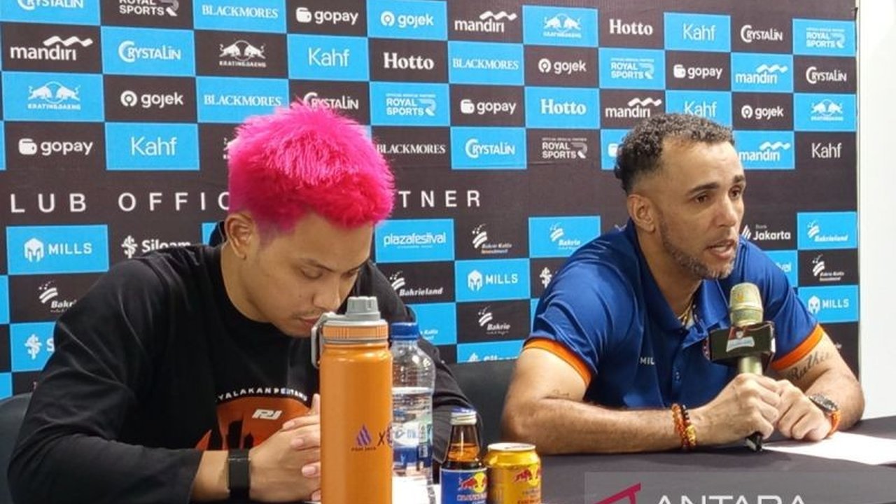 Setelah kekalahan tipis di laga pertama, Pelatih David Singleton menekankan pentingnya **fokus Pelita Jaya IBL Semifinal** untuk bangkit dan membalas di pertandingan kedua seri *best-of-five*.
