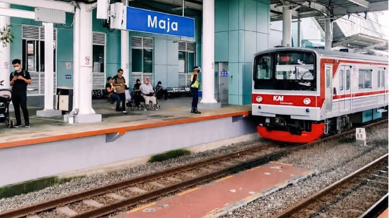 PT KAI dan Kemenhub memperkuat kapasitas KRL Tanah Abang-Rangkasbitung dengan daya listrik dan modernisasi persinyalan untuk kenyamanan penumpang di tengah lonjakan mobilitas.
