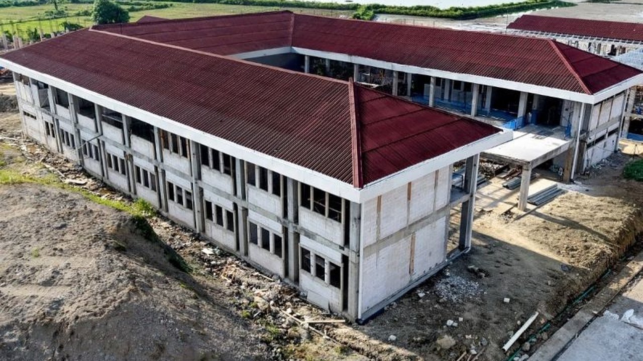 Kementerian Pekerjaan Umum mengawal percepatan pembangunan Sekolah Rakyat Tahap II di 93 lokasi agar siap digunakan pada Tahun Ajaran Baru 2026/2027, dengan lima lokasi progres tertinggi.