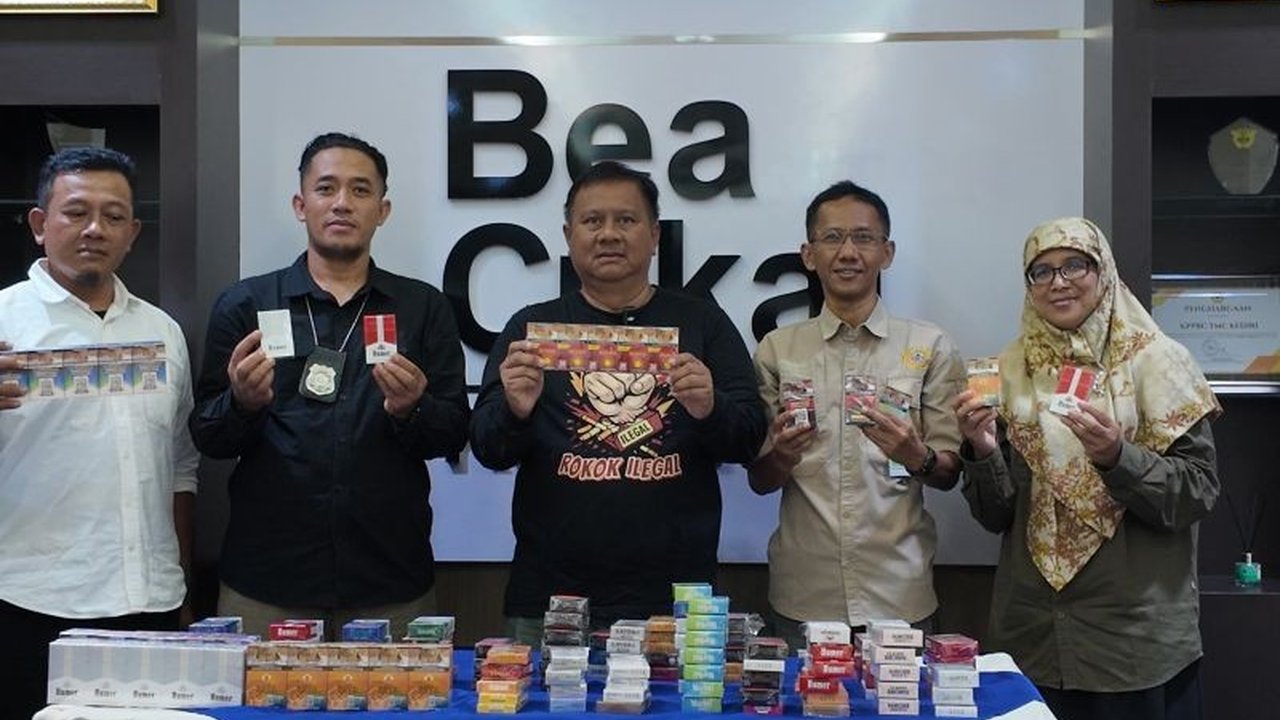 Kolaborasi Pemkot Kediri dan Bea Cukai berhasil menyita ribuan batang rokok ilegal dari pedagang kaki lima. Operasi ini menjadi komitmen menekan peredaran rokok ilegal Kediri yang merugikan negara.