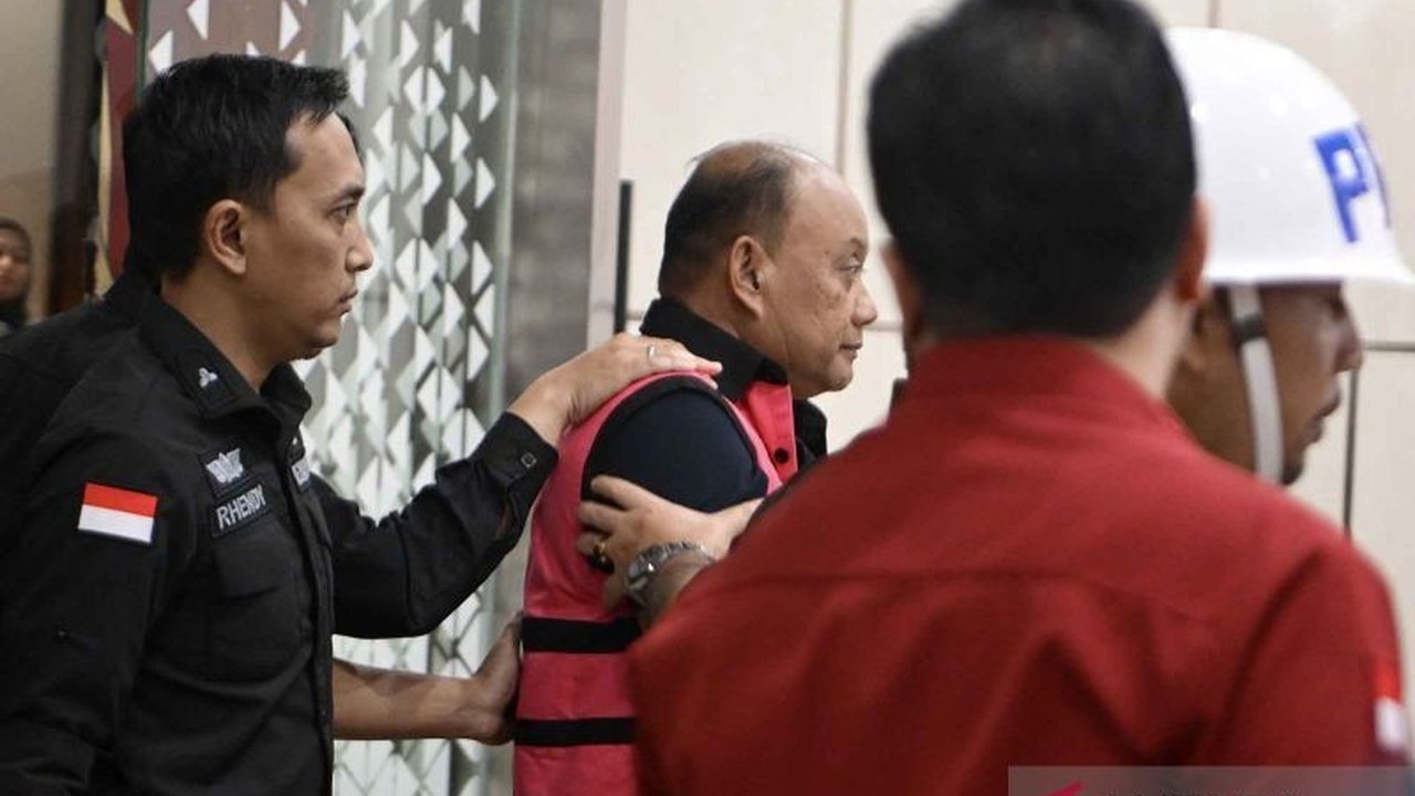 Dinamika Hukum Sepekan mencakup penahanan Dadan Hindayana dan Silmy Karim, penghentian kasus Wawali Bandung, serta penyidikan korupsi notifikasi perbankan oleh KPK yang menarik perhatian publik.