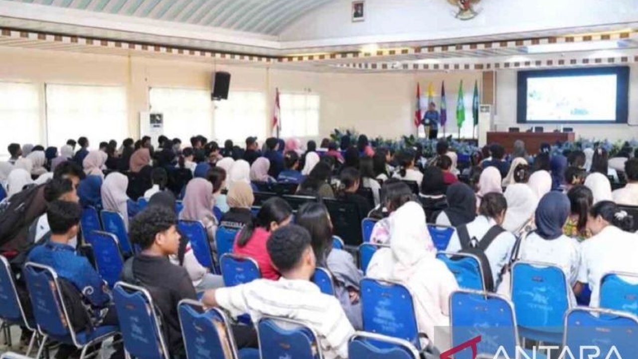 Universitas Pattimura (Unpatti) mendorong mahasiswa untuk tidak hanya berorientasi pada ASN, melainkan juga melirik peluang karier non-ASN yang menjanjikan di sektor swasta dan industri.