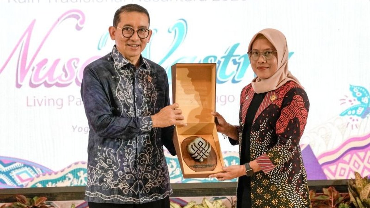 Menteri Kebudayaan Fadli Zon menegaskan bahwa wastra Nusantara memiliki potensi besar sebagai instrumen diplomasi budaya yang efektif, memperkenalkan kekayaan Indonesia ke kancah global.