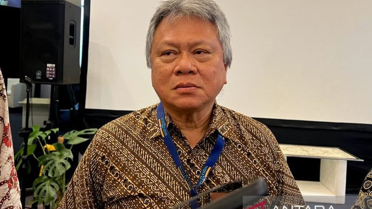 Pemerintah memproses revisi Tarif Batas Atas (TBA) tiket pesawat. Pengamat Alvin Lie menilai ini krusial untuk menjaga operasional maskapai di tengah perubahan ekonomi dan operasional.