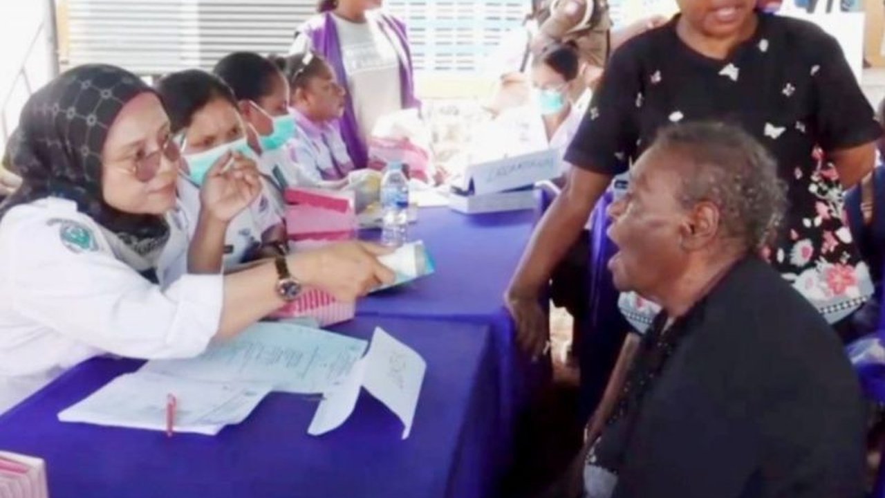 Dinas Kesehatan Kabupaten Jayapura secara rutin melaksanakan program pemeriksaan kesehatan gratis (PKG) bagi masyarakat dan anak sekolah, upaya menekan angka penyakit menular di wilayahnya.