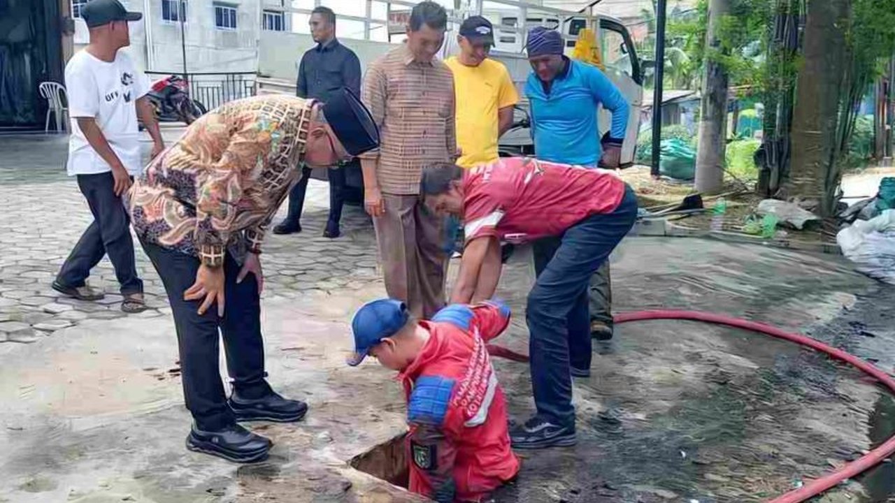 Wali Kota Tanjungpinang Lis Darmansyah menemukan kabel optik menghambat aliran drainase dan memicu genangan. Perusahaan pemilik jaringan diberi waktu 3-4 hari untuk menata, jika tidak Pemkot akan bertindak tegas.