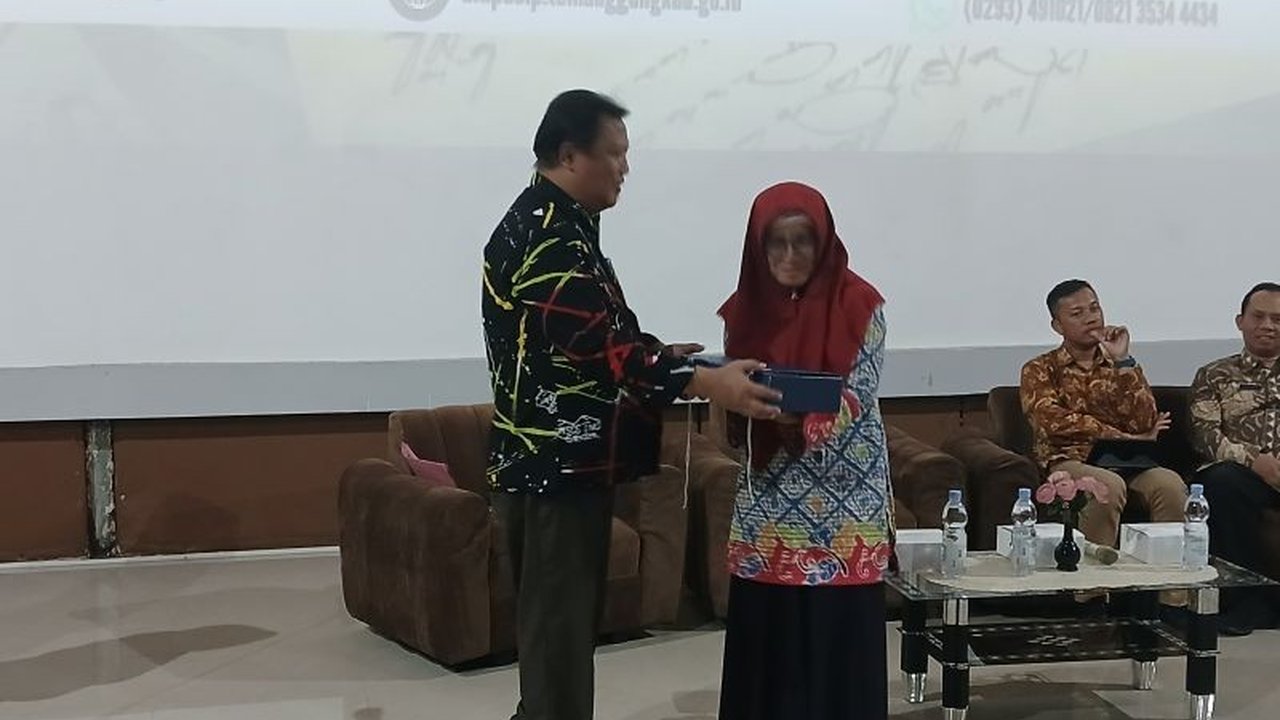 Dinas Perpustakaan dan Kearsipan (Dinpusip) Temanggung mengajak masyarakat aktif dalam **pelaporan naskah kuno** demi perlindungan hukum dan pelestarian. Ketahui bagaimana warisan sejarah ini akan dijaga untuk generasi mendatang.