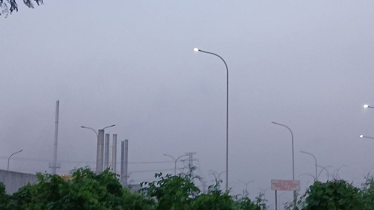 Warga Desa Kadu, Curug, Kabupaten Tangerang resah akibat Polusi Asap Pabrik Timah Tangerang dari perusahaan pengelola limbah B3 yang beroperasi 24 jam, menyebabkan gangguan kesehatan serius dan pencemaran lingkungan.