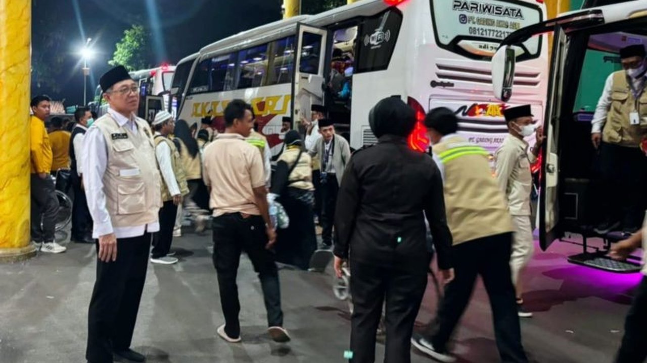 Enam jamaah haji asal Jawa Timur mengalami penundaan kepulangan ke Tanah Air karena sakit dan masih dirawat di Arab Saudi. PPIH Debarkasi Surabaya memastikan penanganan terbaik untuk kepulangan jamaah haji Jatim yang tertunda.
