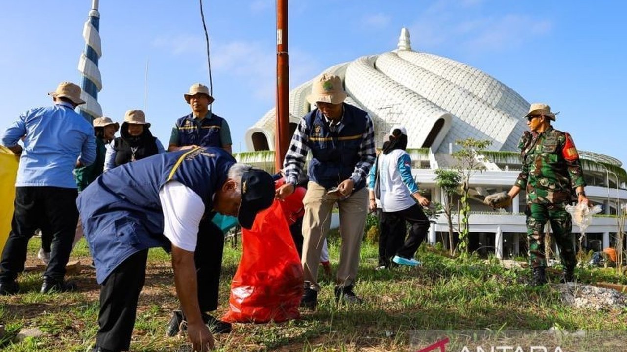 Ratusan Pejuang Lingkungan IKN bergotong royong membersihkan kawasan Masjid Negara Ibu Kota Nusantara, berhasil mengumpulkan 330 kilogram sampah dalam aksi peduli lingkungan. Penasaran bagaimana aksi ini mendukung Gerakan Indonesia ASRI?