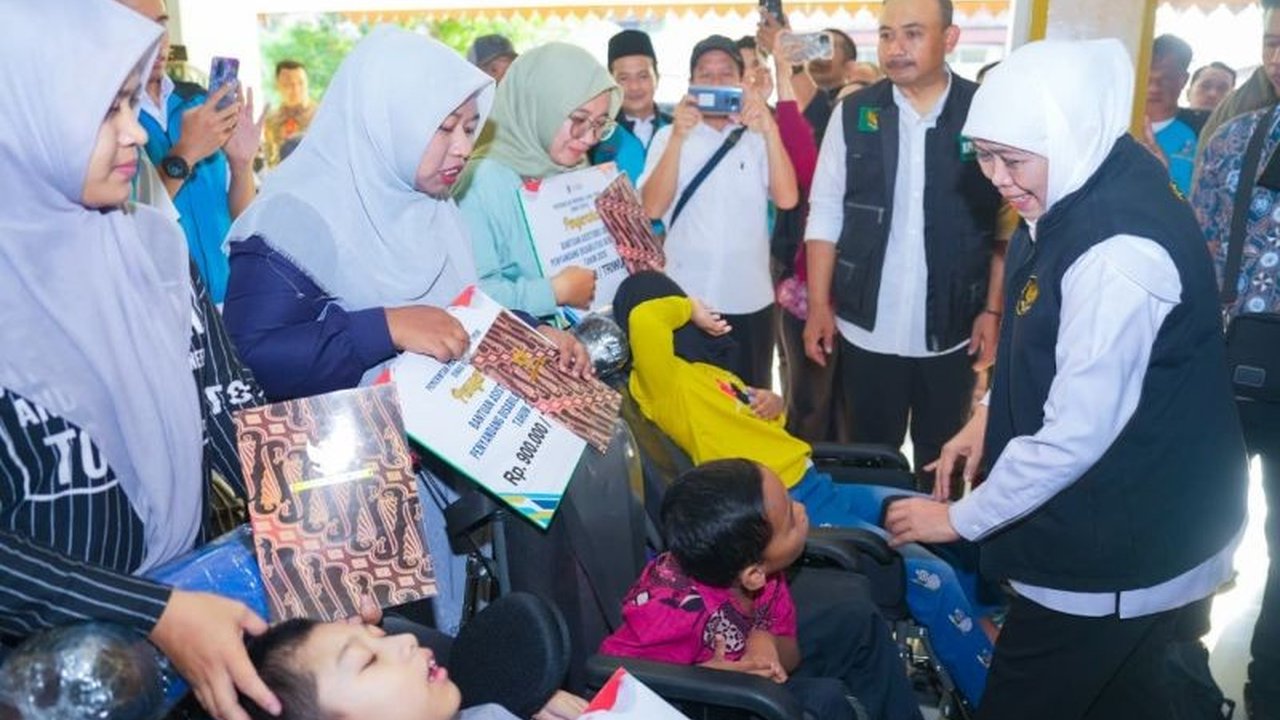 Gubernur Jawa Timur Khofifah Indar Parawansa menyalurkan Bantuan Sosial Khofifah Ngawi senilai Rp32,1 miliar, memperkuat daya beli dan perlindungan sosial masyarakat rentan.