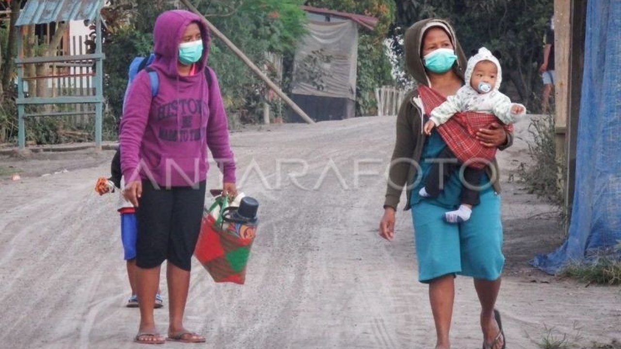 Erupsi Gunung Lewotobi Laki-laki di Flores Timur terus terjadi. PVMBG Imbau Masker Gunung Lewotobi bagi warga terdampak hujan abu, serta mengingatkan potensi lahar hujan yang mengancam keselamatan.