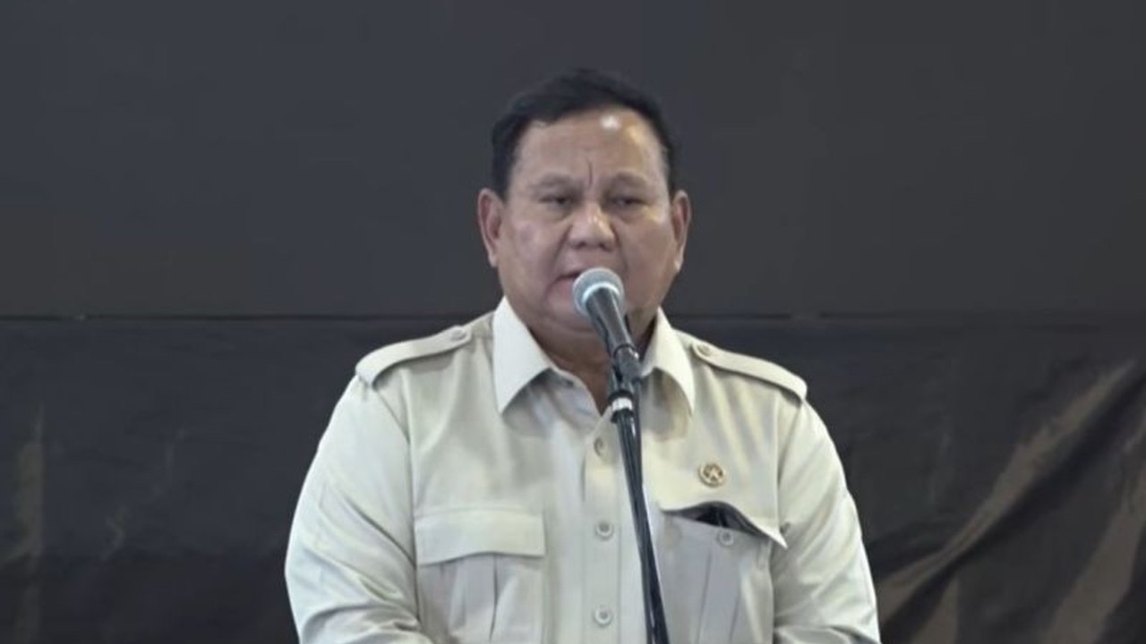 Presiden Prabowo Subianto membagikan pengalaman pribadinya yang sering diejek kepada siswa SRMP 17 Tabanan, Bali, memberikan **Prabowo Motivasi Siswa** dari keluarga kurang mampu agar tidak menyerah dan tetap berpegang teguh pada nilai kesopanan.