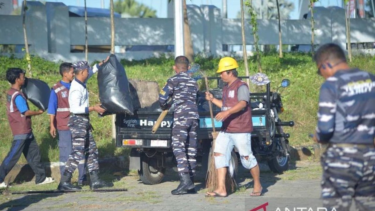 Satgas Operasi Trisila-26 Tahap II TNI AL menunjukkan kepedulian lingkungan dan sosial dengan aksi bersih pantai dan penyerahan sembako di Monumen MNEK Makassar.
