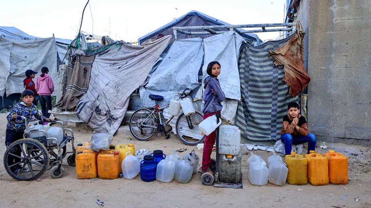 Rusak atau hancurnya sekitar 90 persen infrastruktur air dan sanitasi di Gaza juga menjadi penanda situasi krisis kemanusiaan yang ekstrem. Tampak dalam foto, anak-anak menunggu untuk mengisi